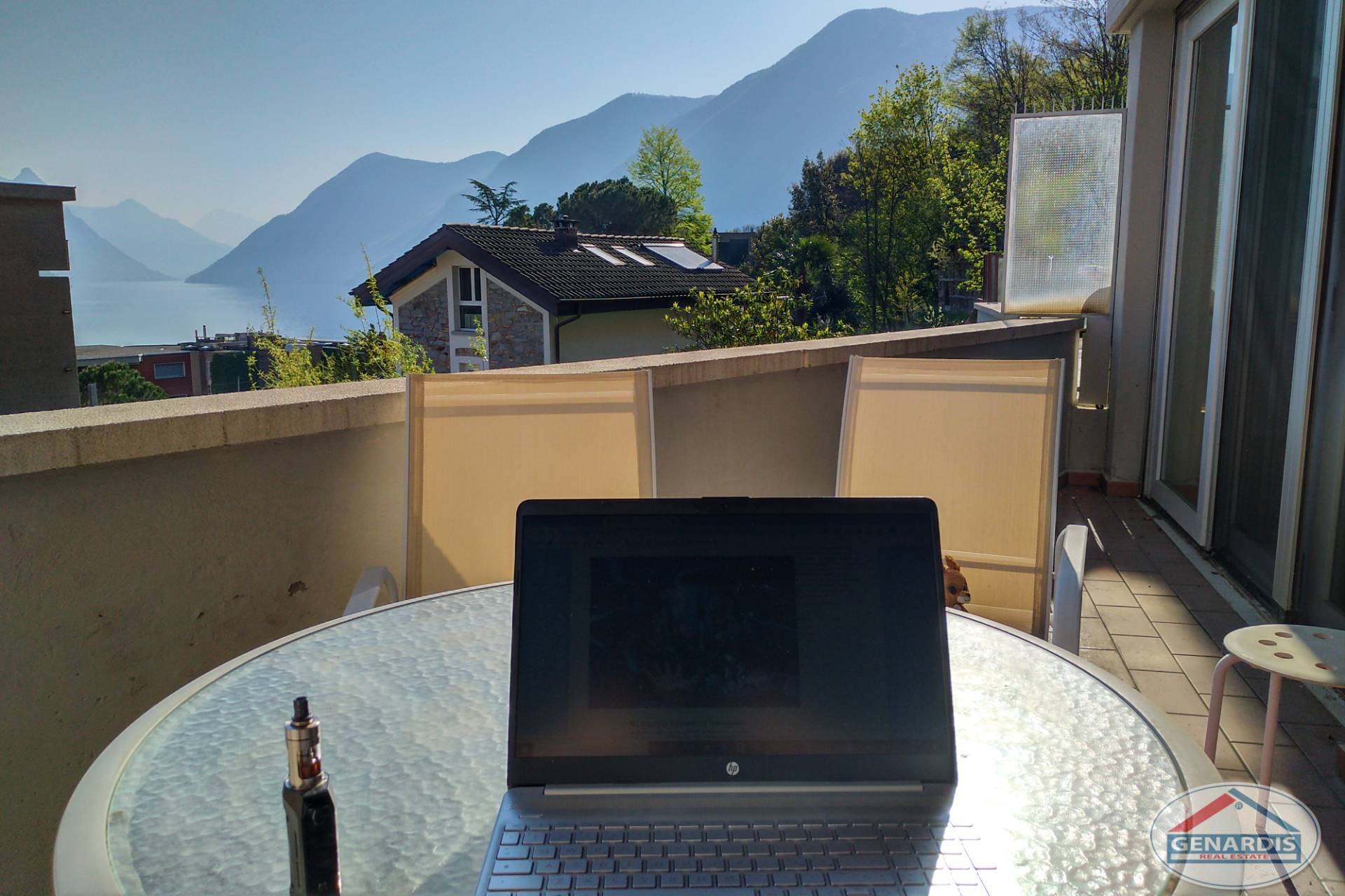 Balkon mit Seeblick und Bergen