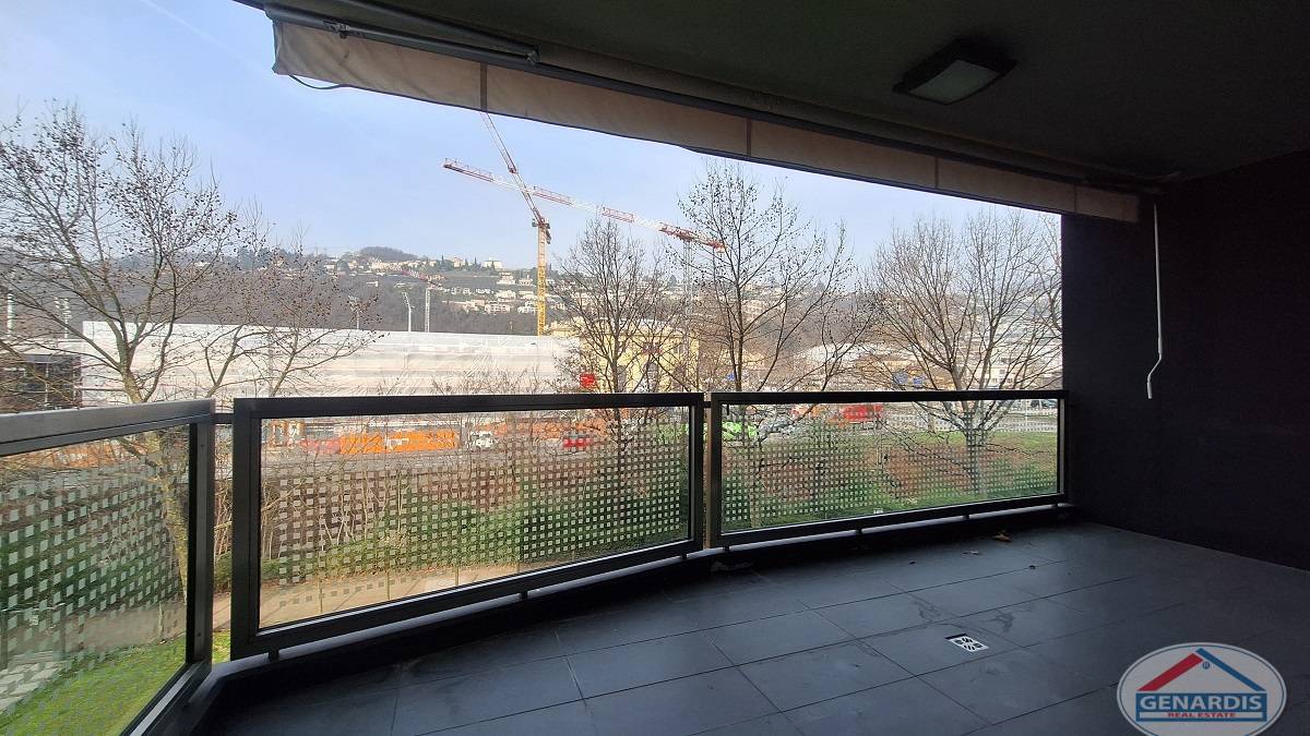 Überdachter Balkon mit weitem Ausblick