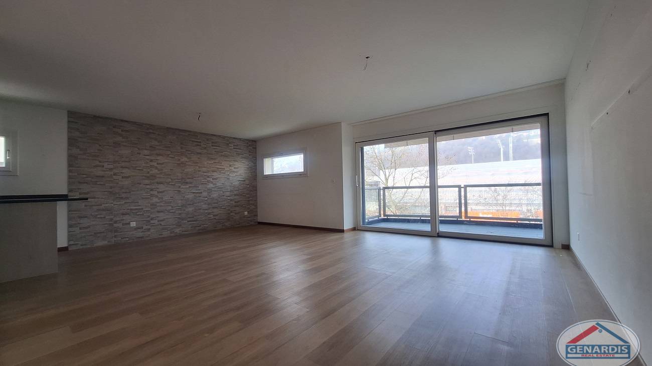 Heller leerer Wohnraum mit Balkon