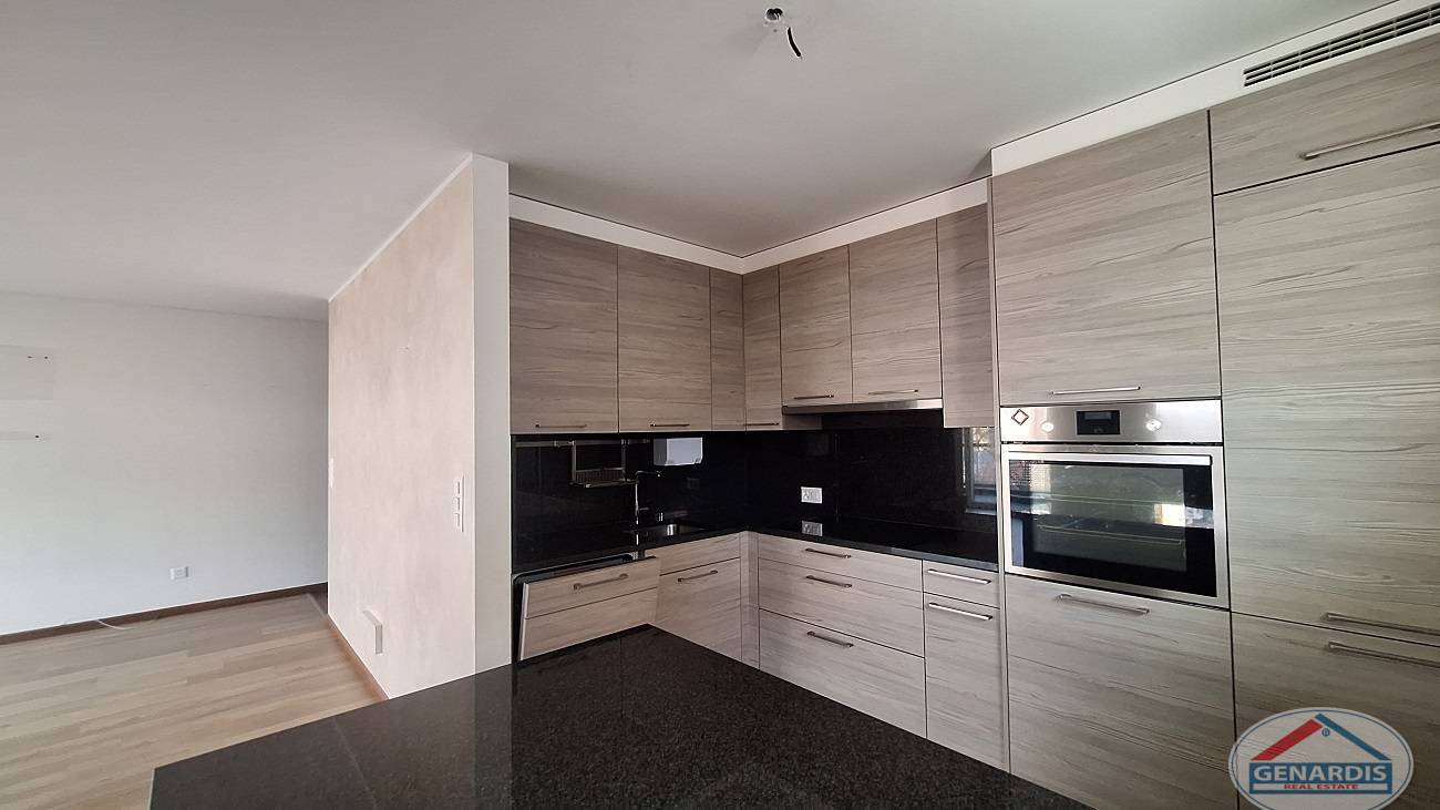 Moderne Küche mit Holzoptik und schwarzer Arbeitsfläche