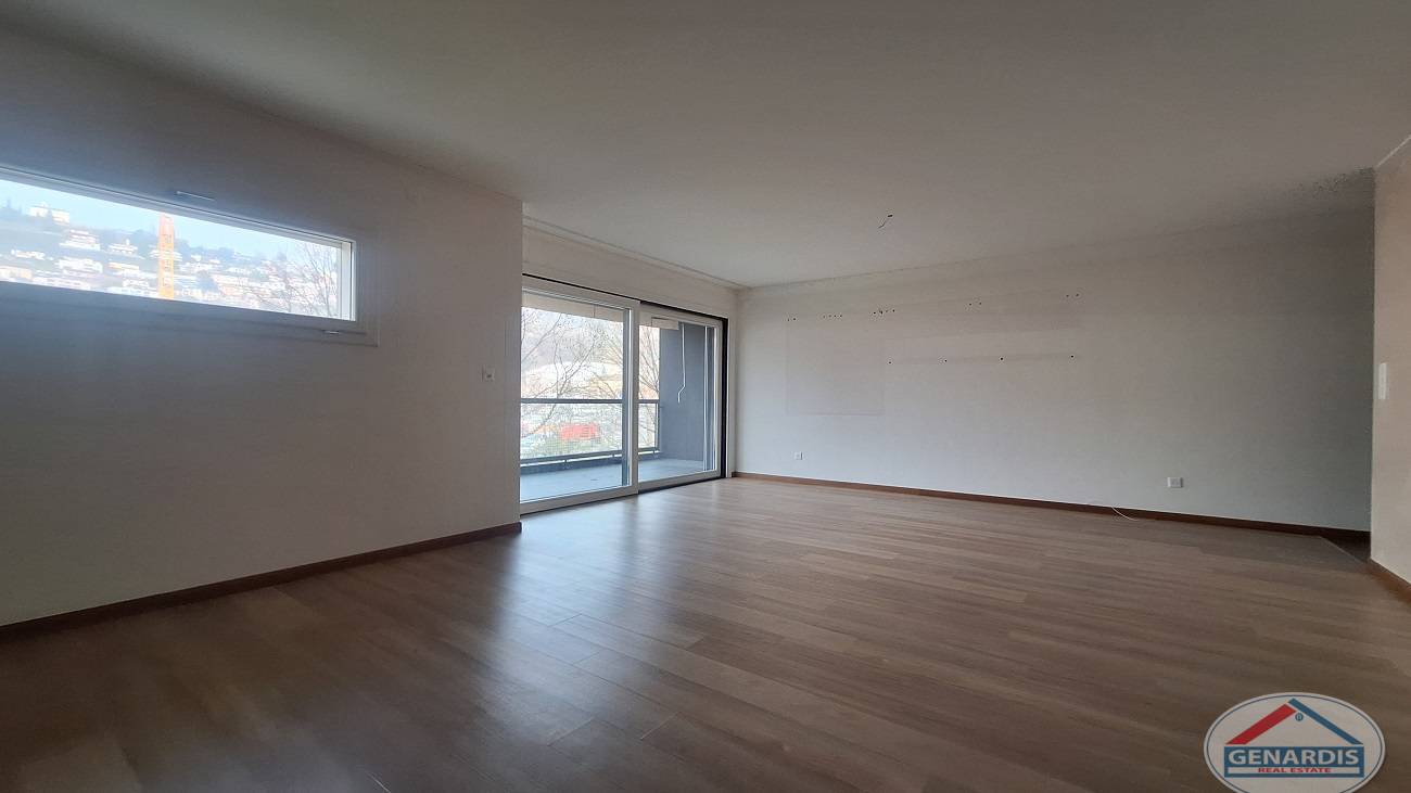 Leeres Wohnzimmer mit Balkonblick