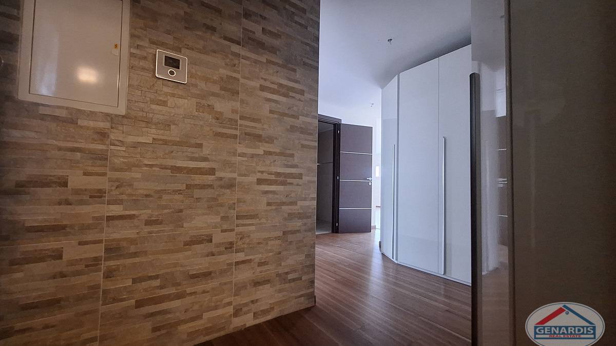 Modernes Flur- bzw. Eingangsbereich-Interieur mit Holzoptik-Wandverkleidung und Einbauschrank