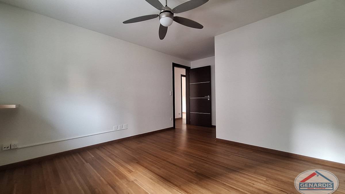 Leerer Wohnraum mit Holzfußboden und Deckenventilator