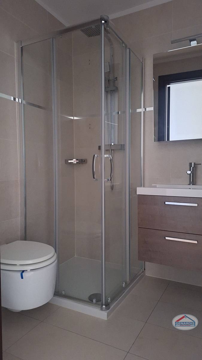 Modernes Bad mit Walk-in-Dusche