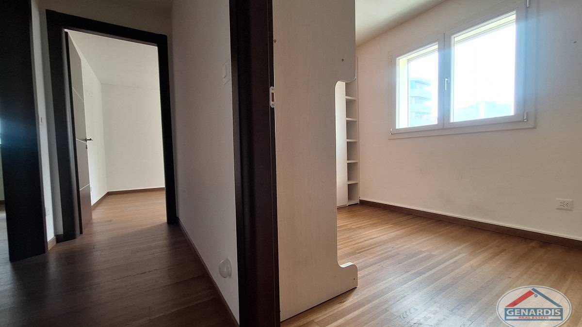 Flur mit verbundenem Zimmer