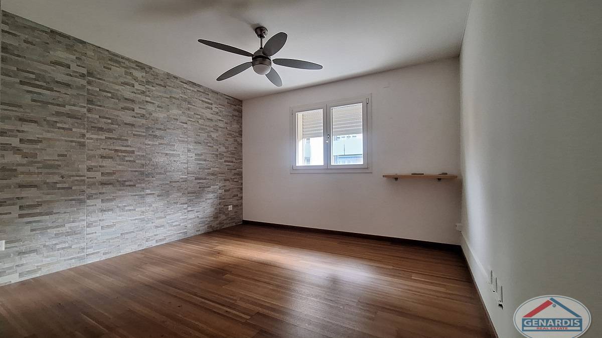 Leeres Schlafzimmer mit Akzentwand