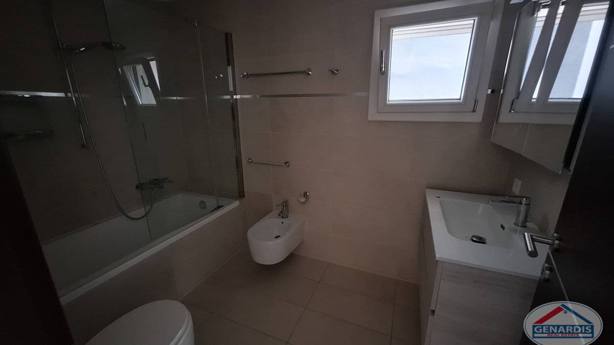 Modernes Badezimmer mit Wanne, Dusche und Fenster