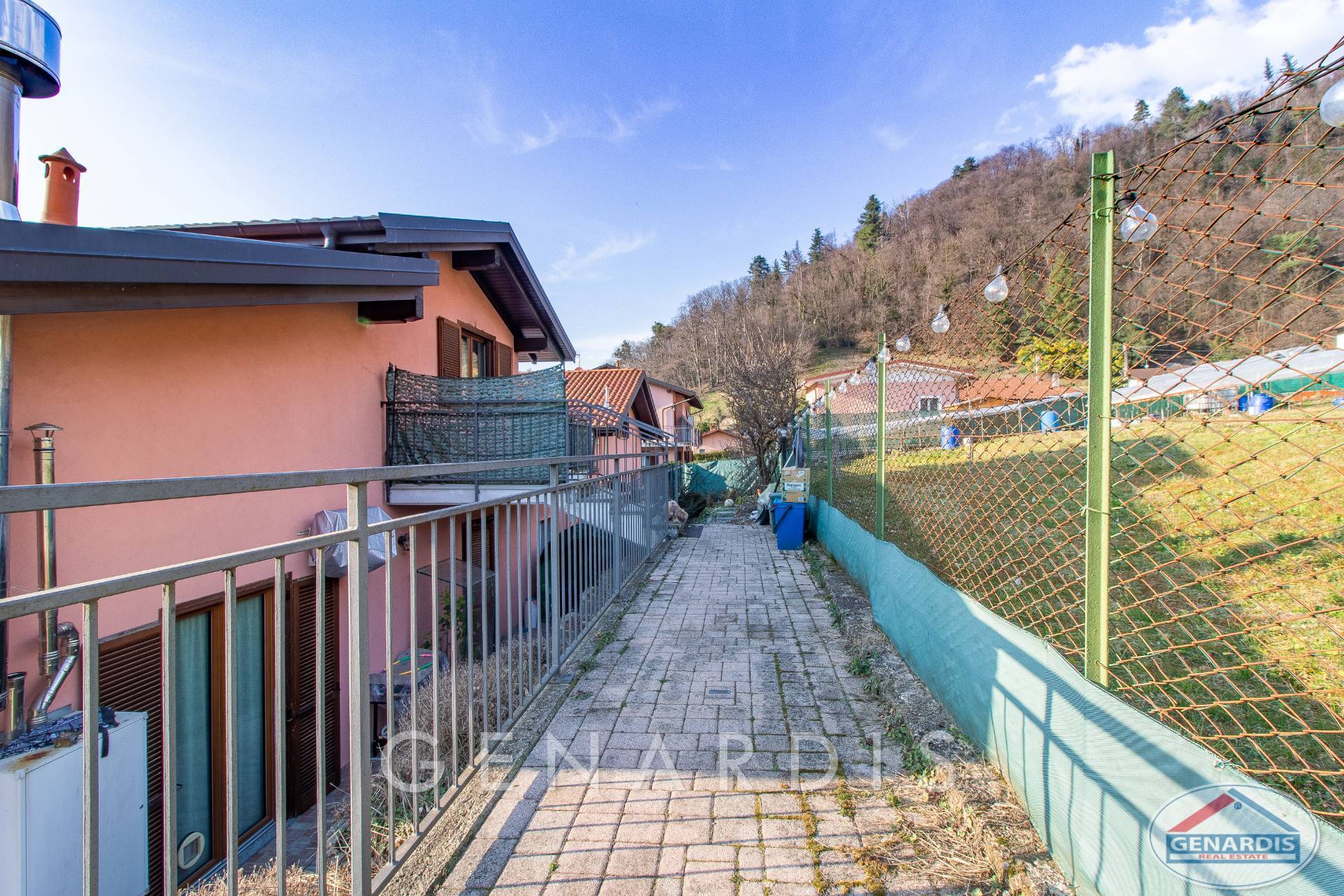 Außenbereich mit schmalem Weg neben dem Haus