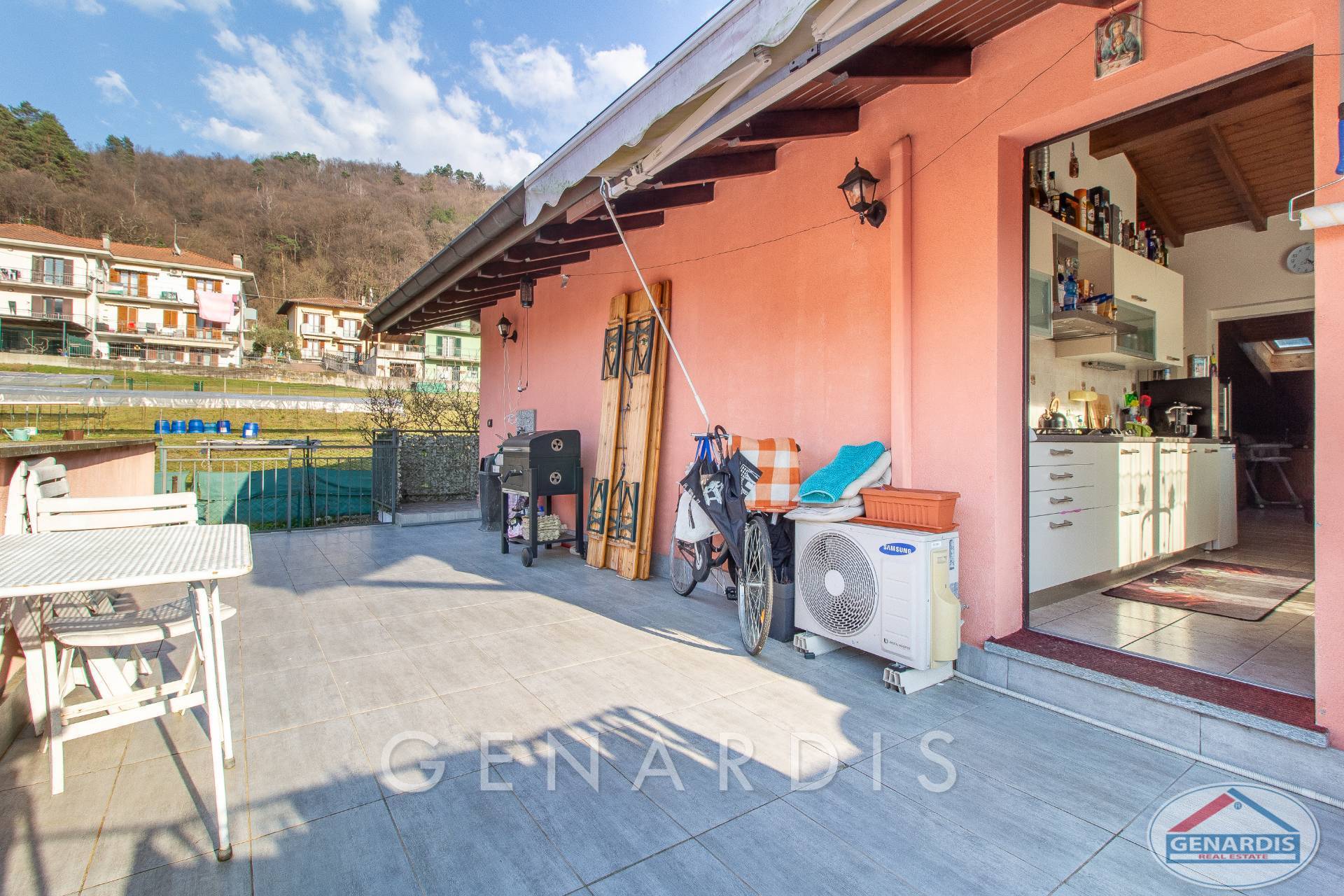Terrasse mit Blick ins Tal