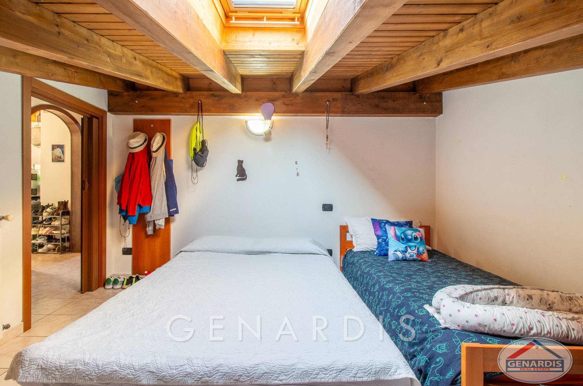 Schlafzimmer mit sichtbaren Holzbalken
