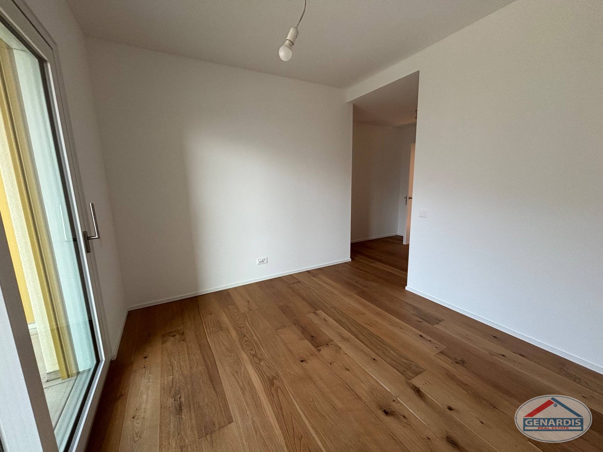 Leerer heller Raum mit Holzboden
