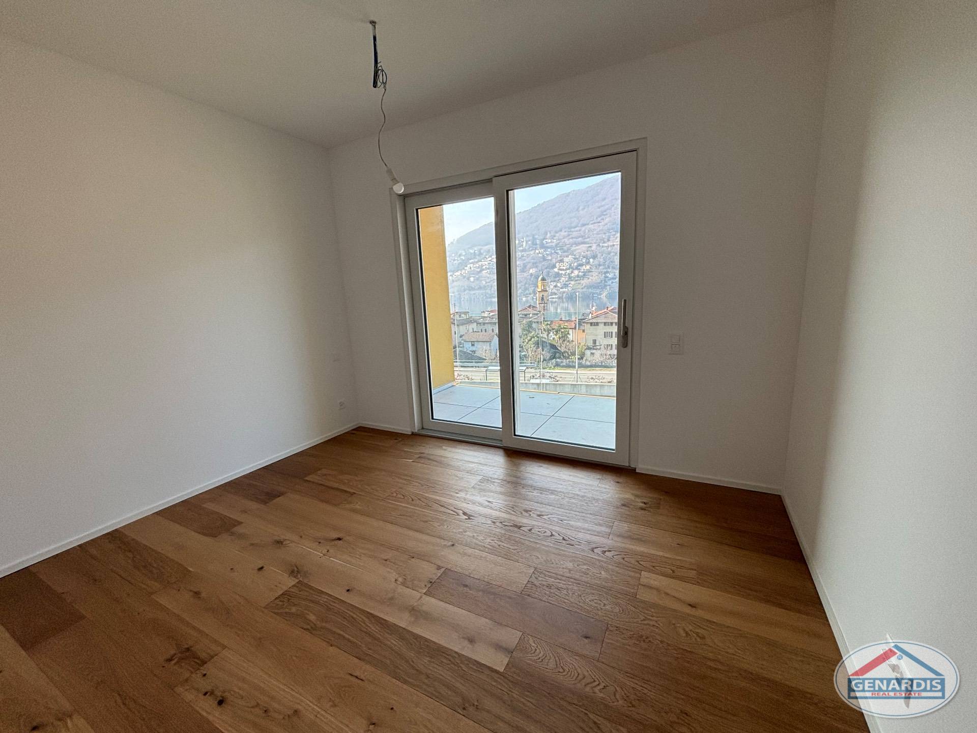 Leeres Zimmer mit Balkonblick