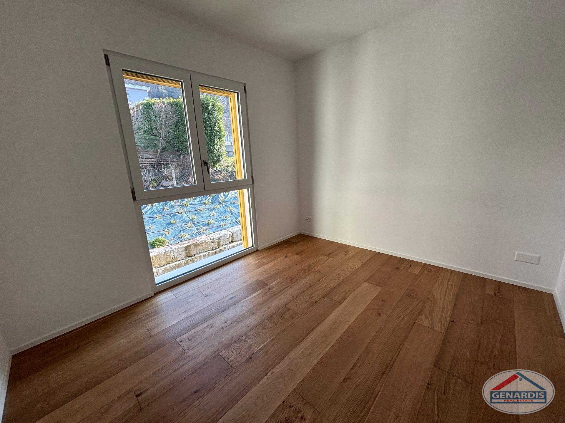 Leerer heller Raum mit Fenster