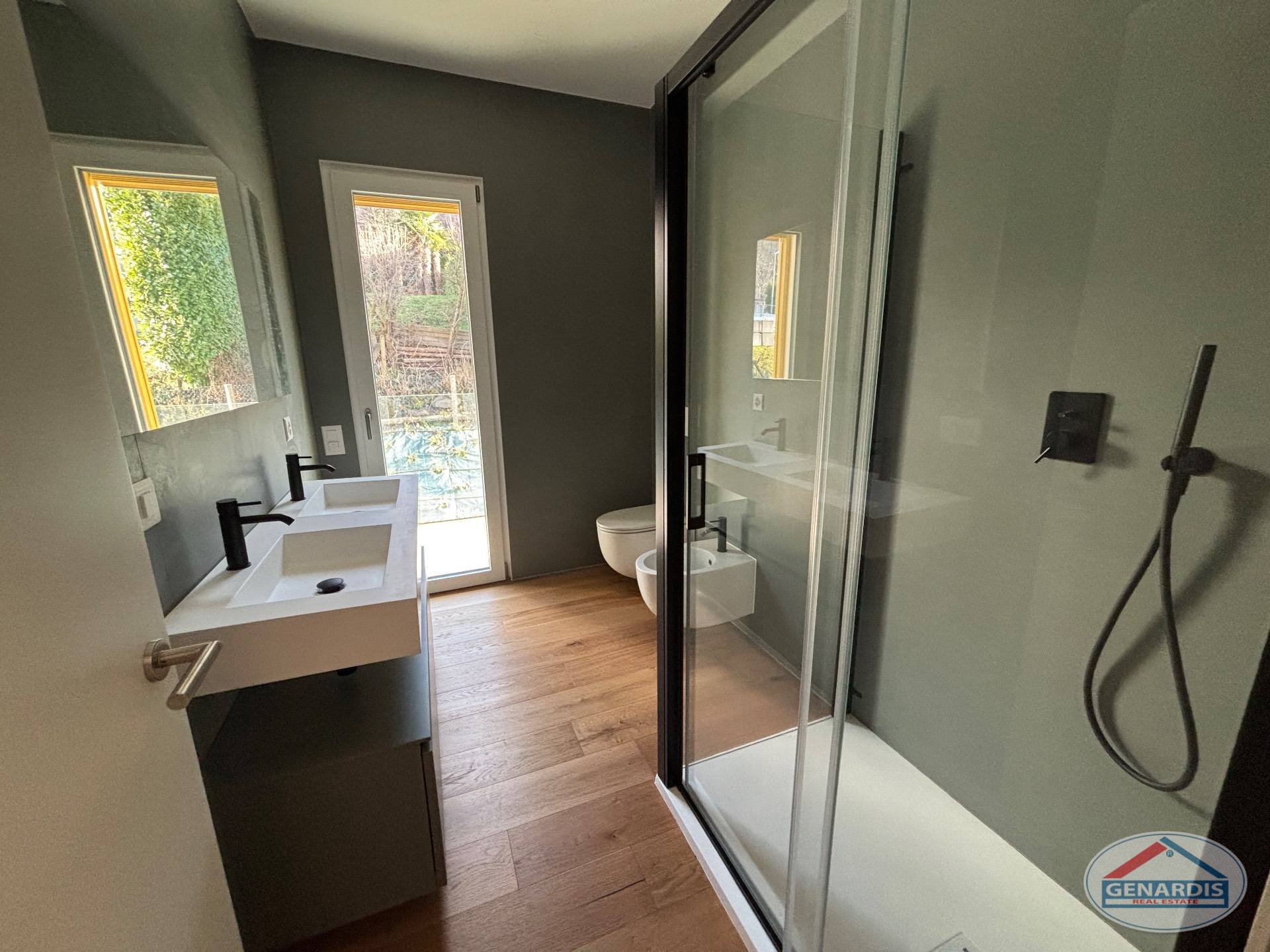 Modernes Badezimmer mit Dusche und Doppelwaschtisch