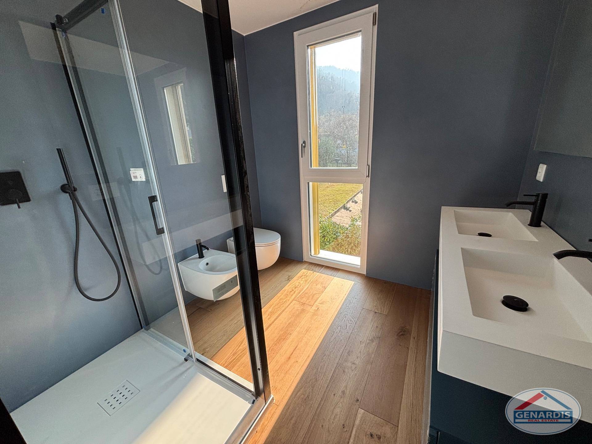 Modernes Badezimmer mit Dusche und Fenster