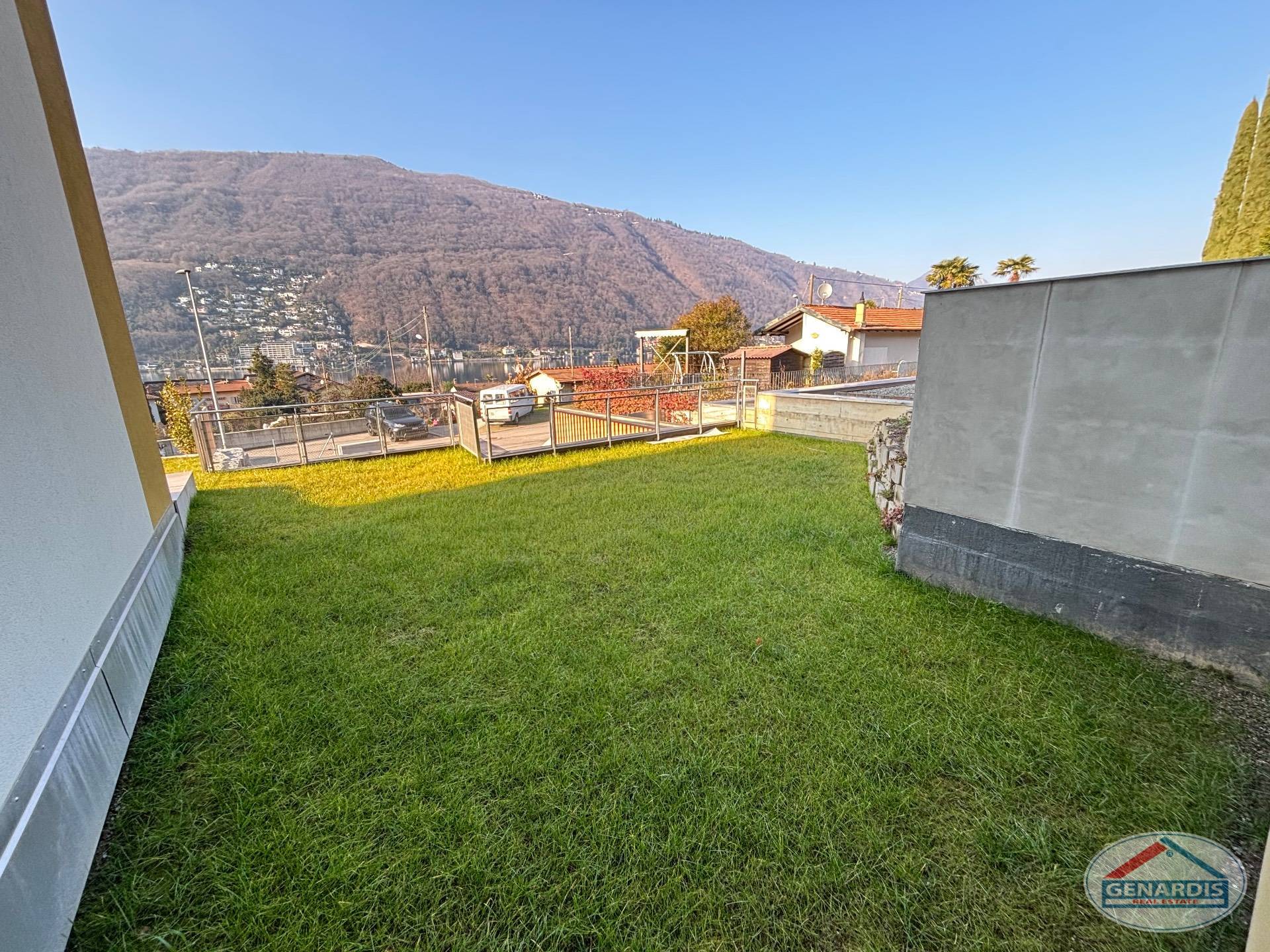 Garten mit Seeblick und Bergpanorama