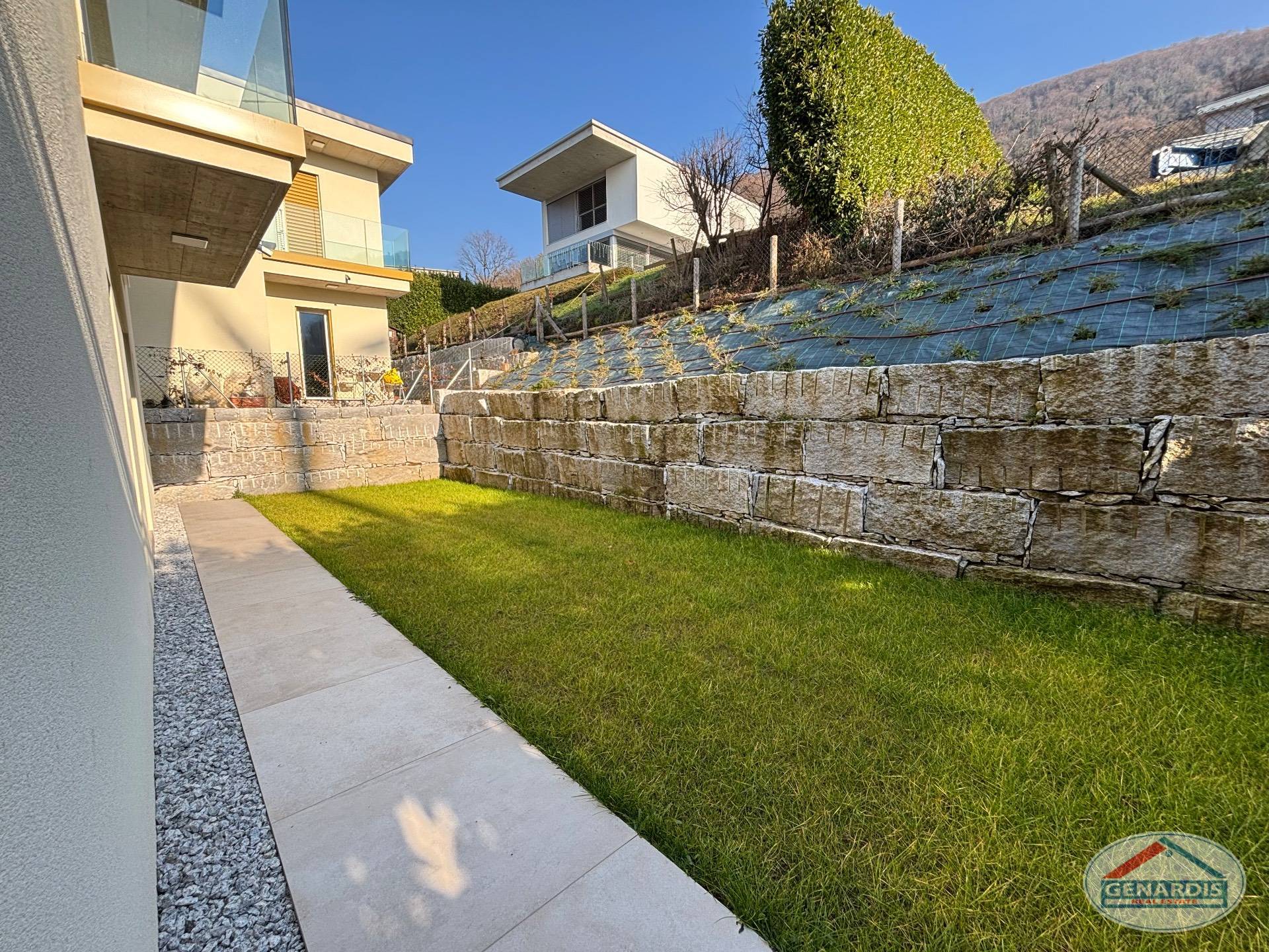 Garten mit Terrasse und Hanglage