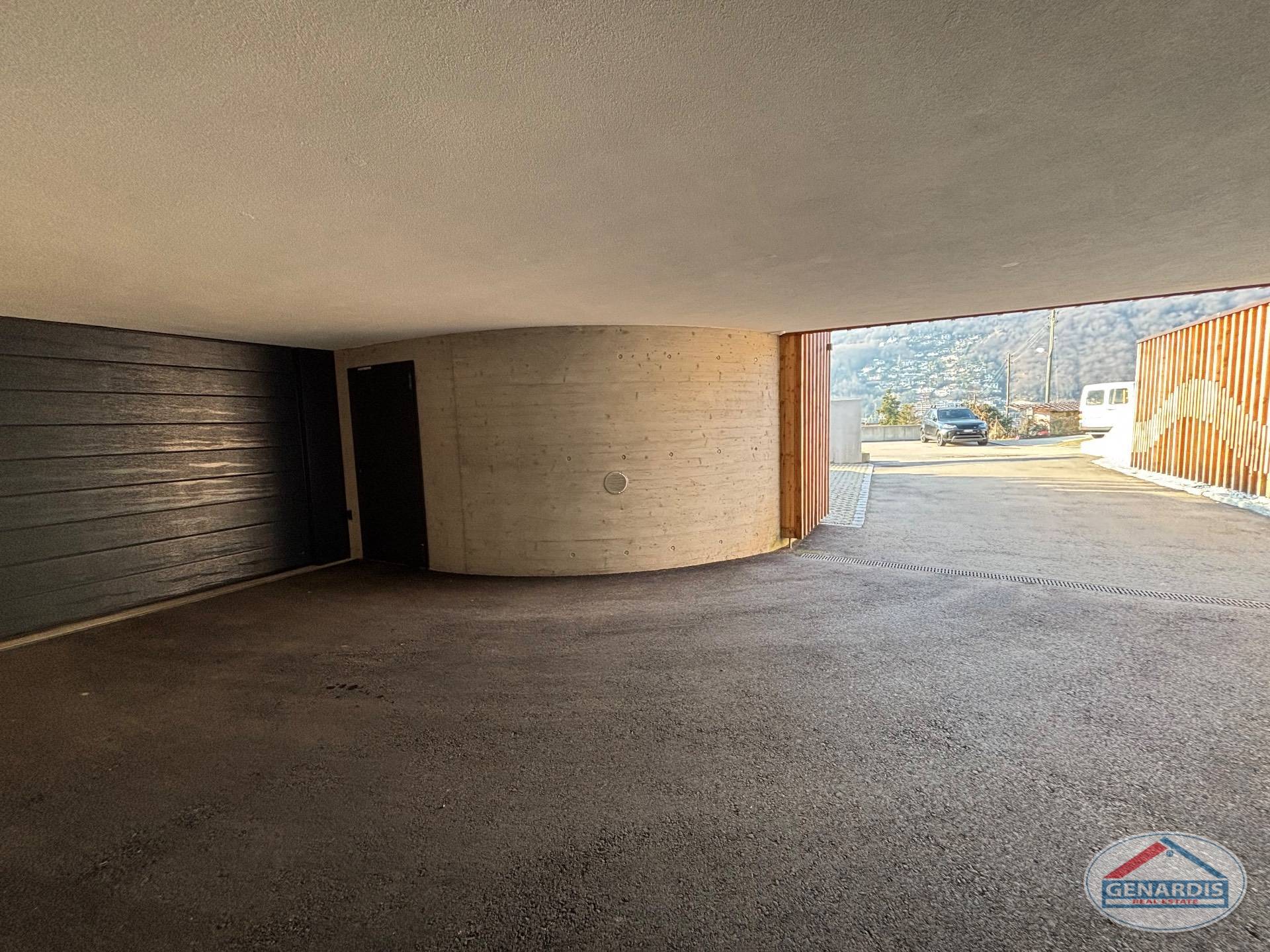 Überdachter Garagen- oder Carportzufahrtsbereich