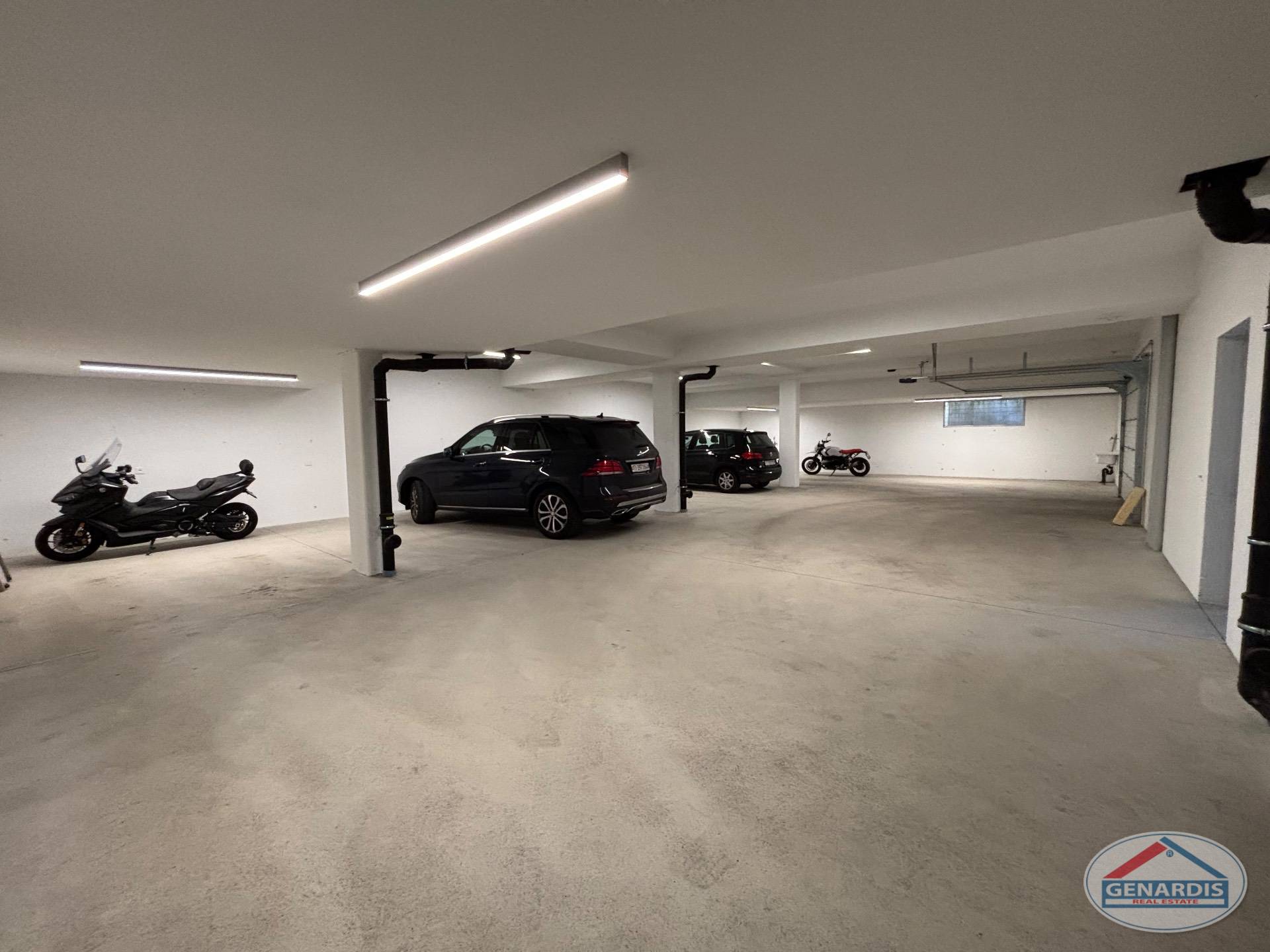 Großzügige Tiefgarage mit mehreren Fahrzeugen