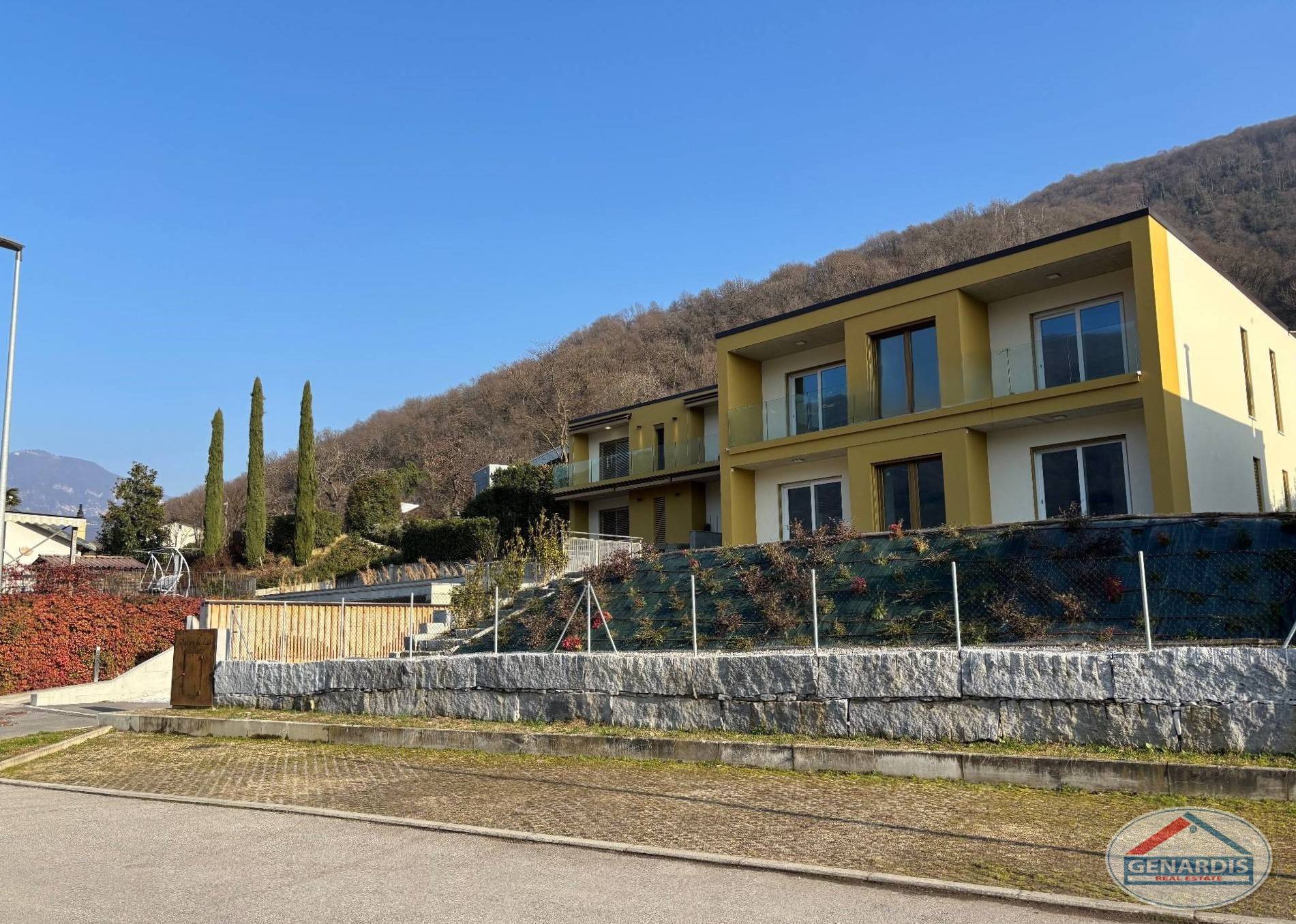 Moderne Wohnanlage in Hanglage