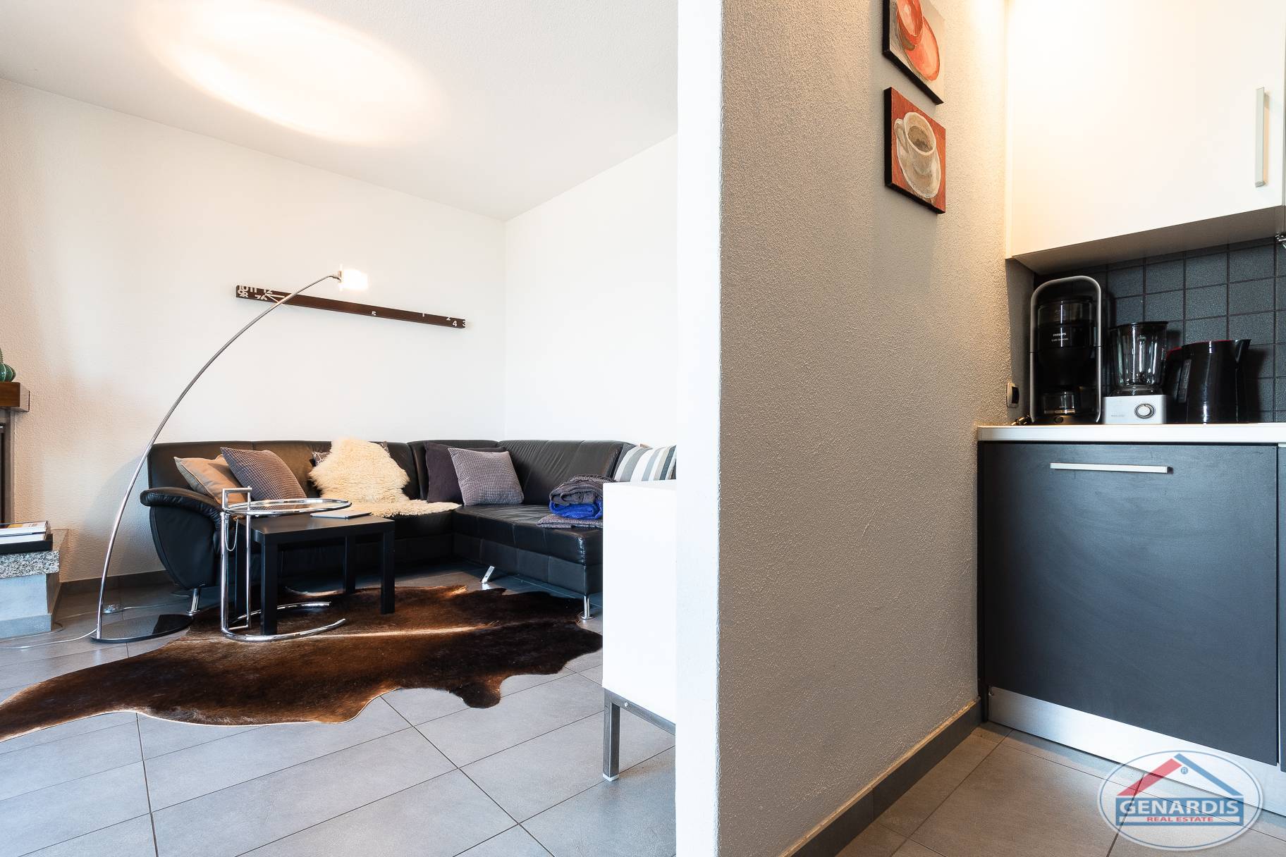 Modernes Wohn-Esszimmer mit offener Küchenzeile