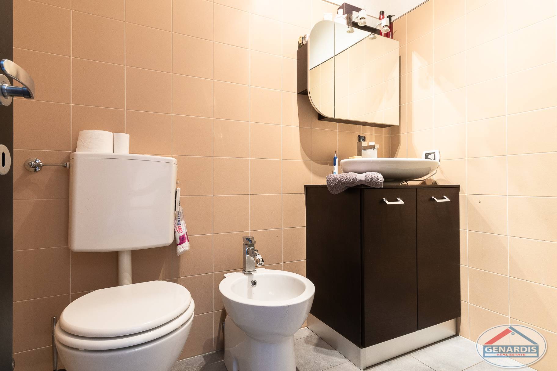 Gäste-WC mit Waschbecken und WC