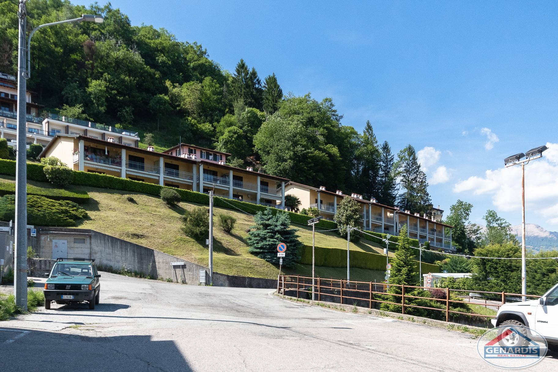 Außenansicht einer Hanglage mit Wohnanlage