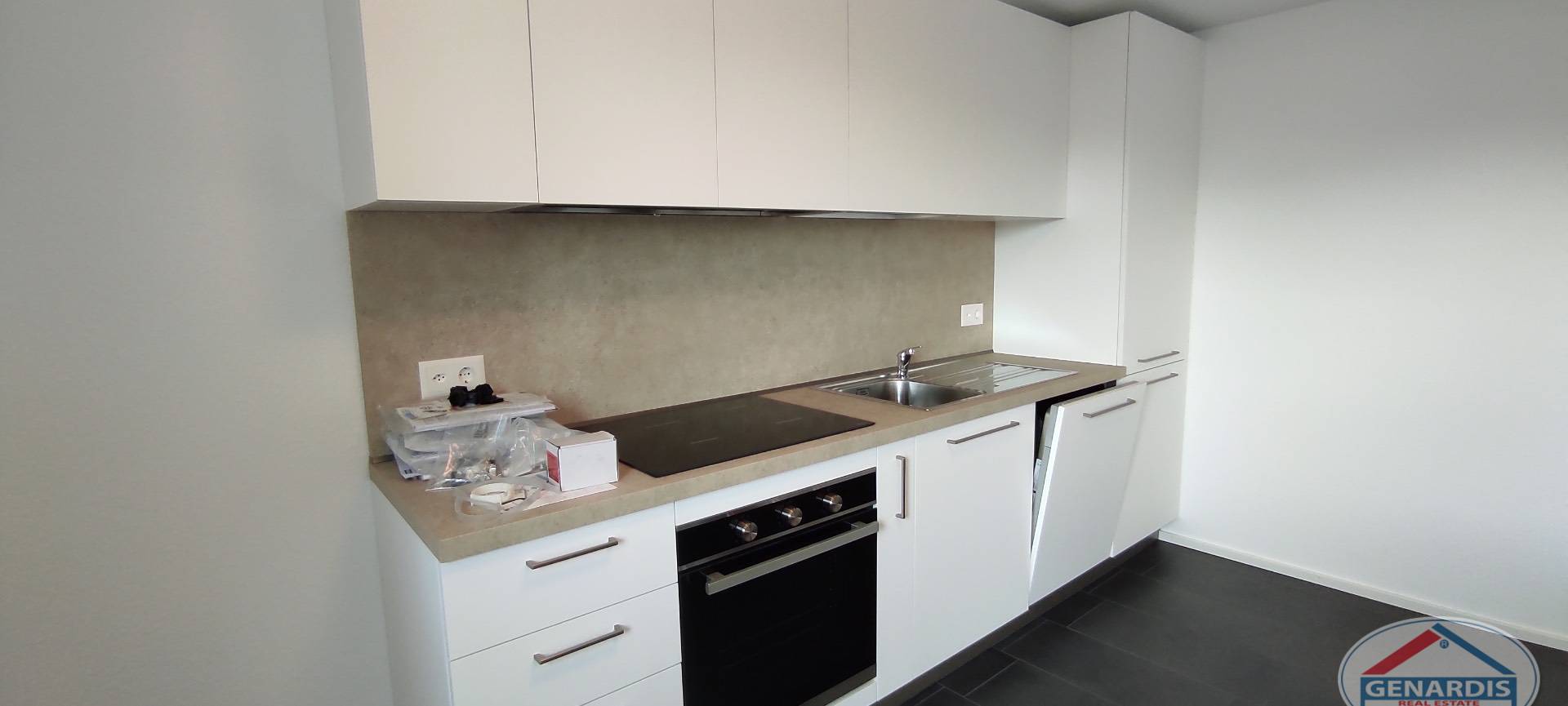 Moderne weiße Küche mit dunklem Boden