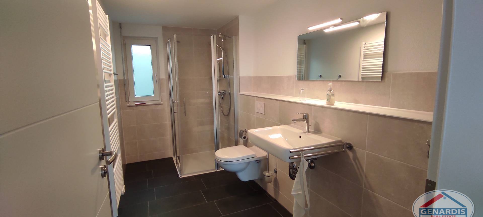 Modernes Badezimmer mit Dusche und WC