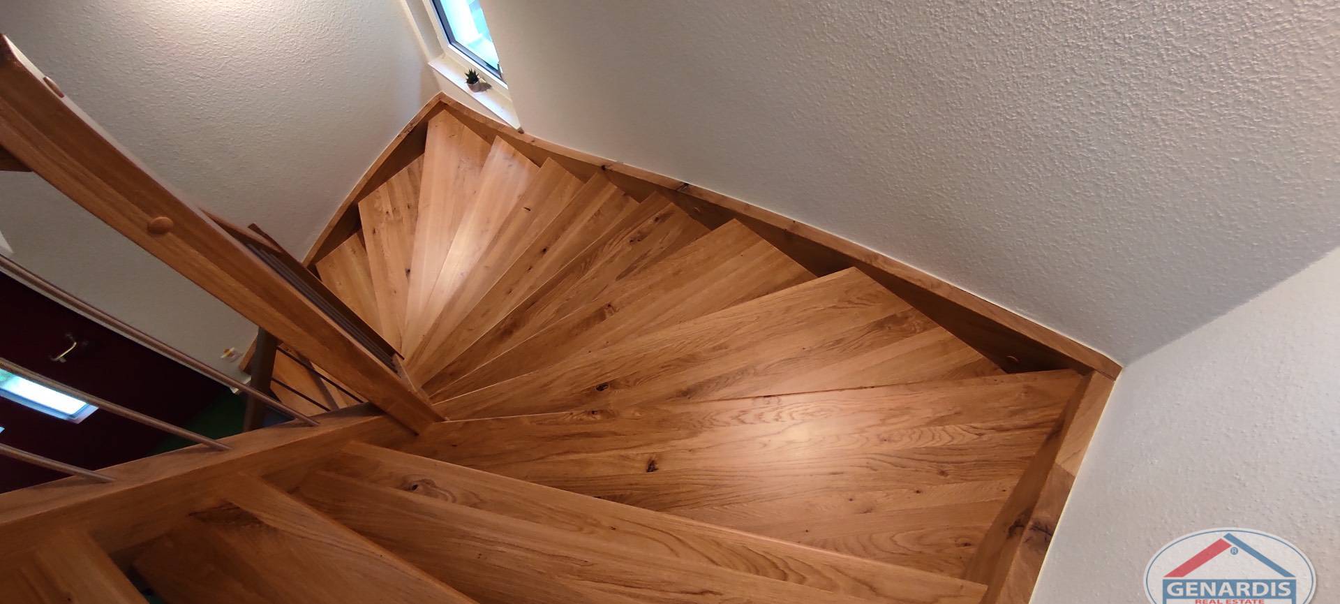 Holztreppe im oberen Treppenbereich