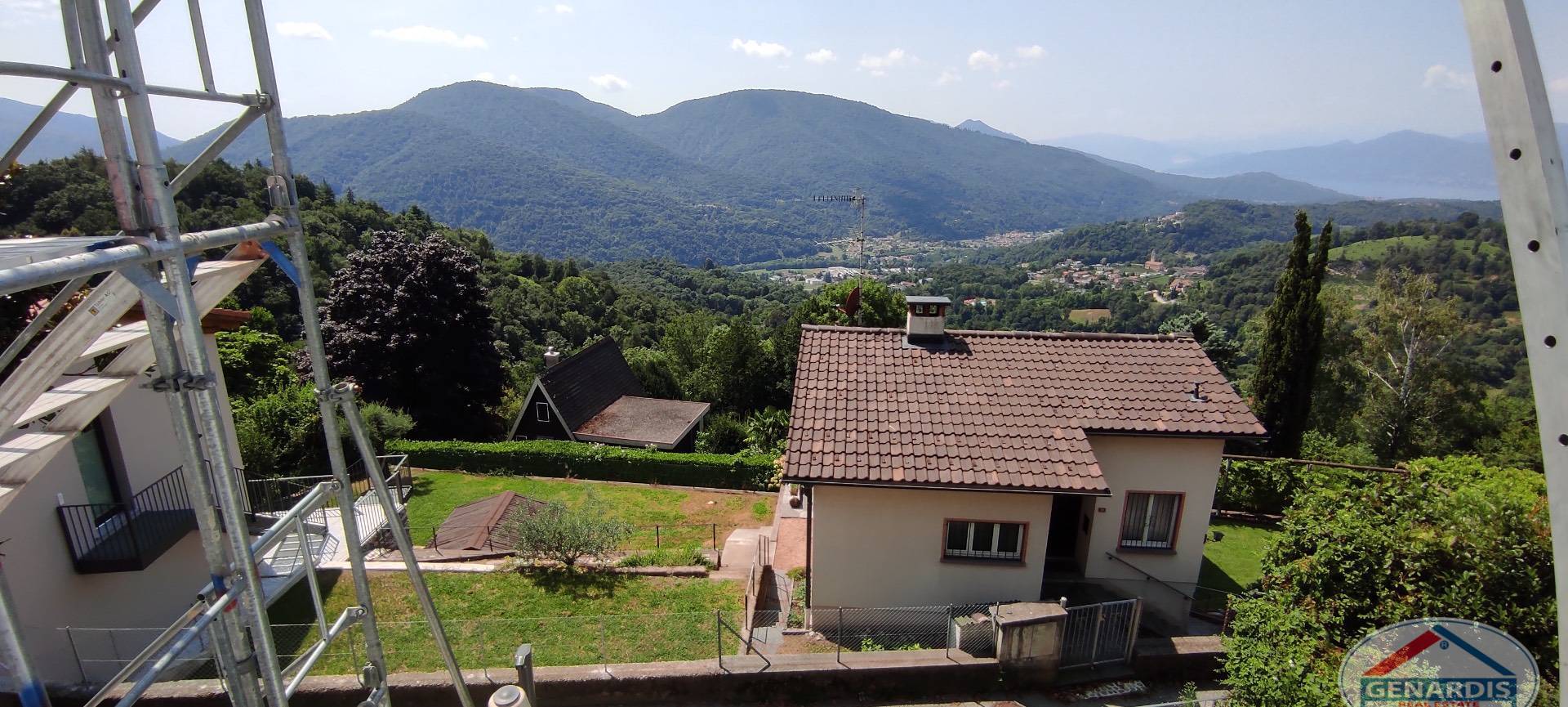 Bergblick auf ein Wohnhaus mit Garten