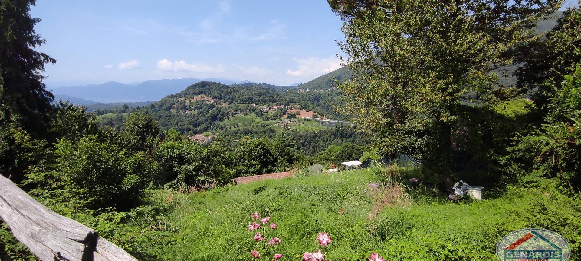 Ländlicher Panoramablick ins Tal