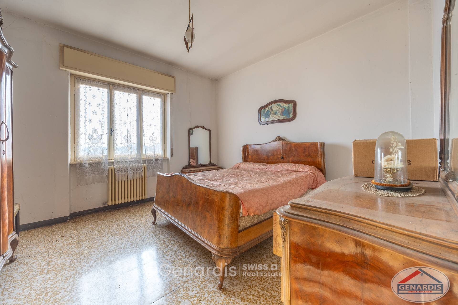 Klassisches Schlafzimmer mit Vintage-Möbeln