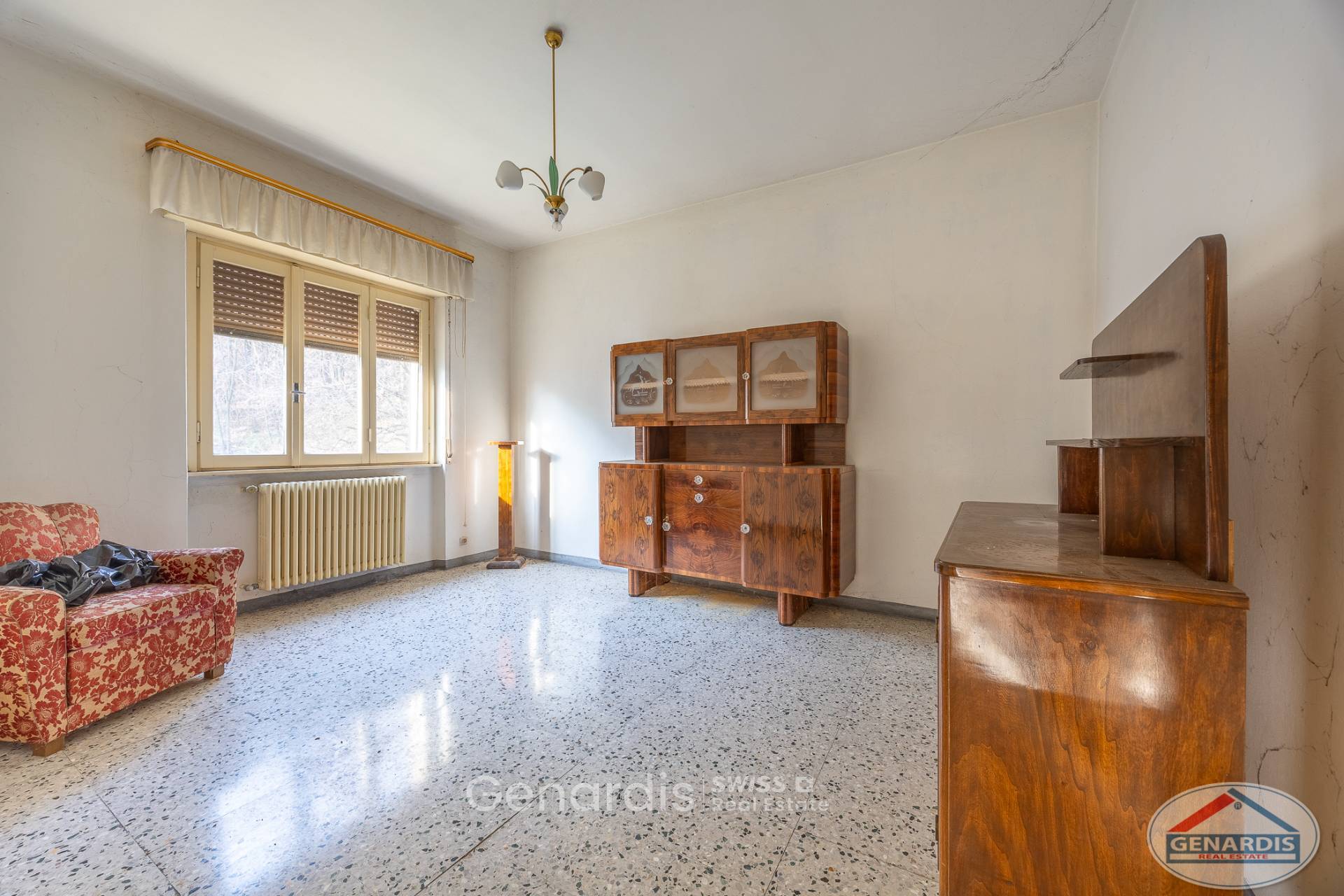 Einfaches Wohnzimmer mit Vintage-Möbeln