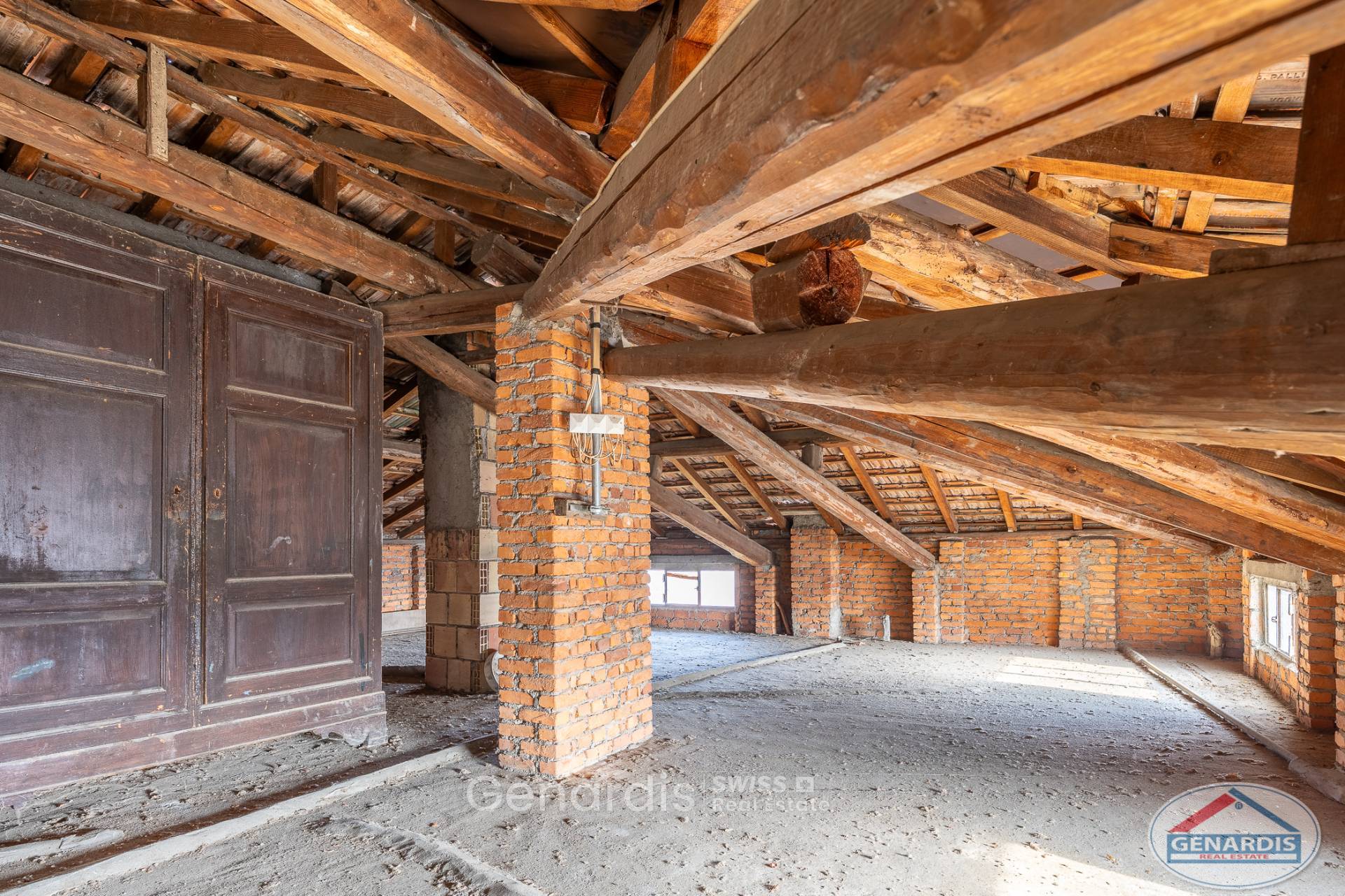 Unausgebauter Dachboden mit sichtbarem Dachstuhl