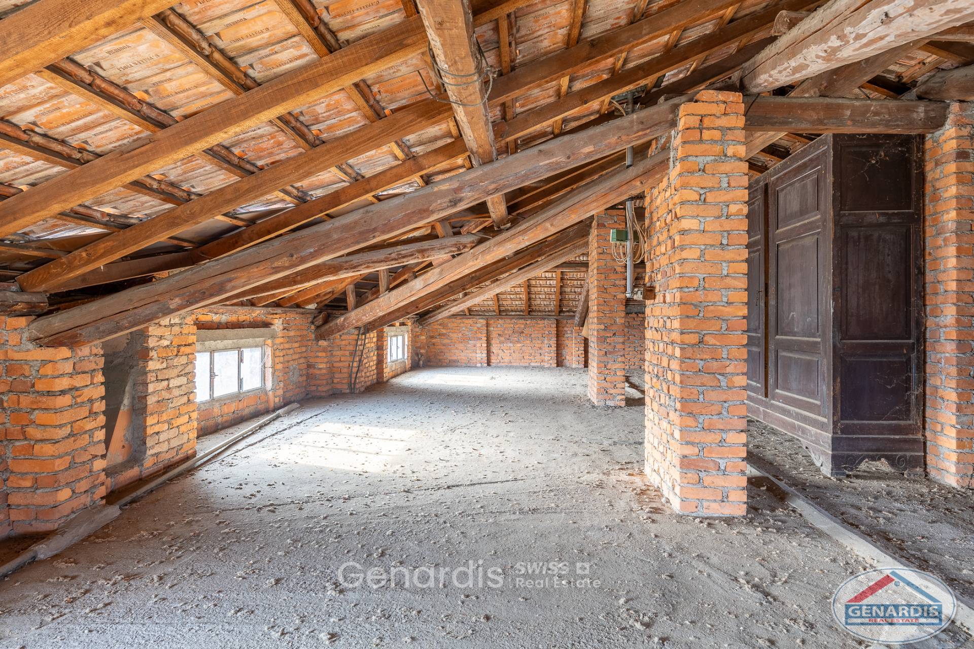 Unausgebauter Dachboden mit Holzkonstruktion