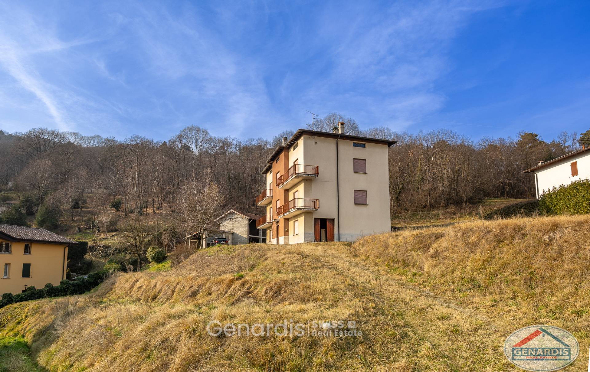 Mehrfamilienhaus am Hang in ländlicher Umgebung