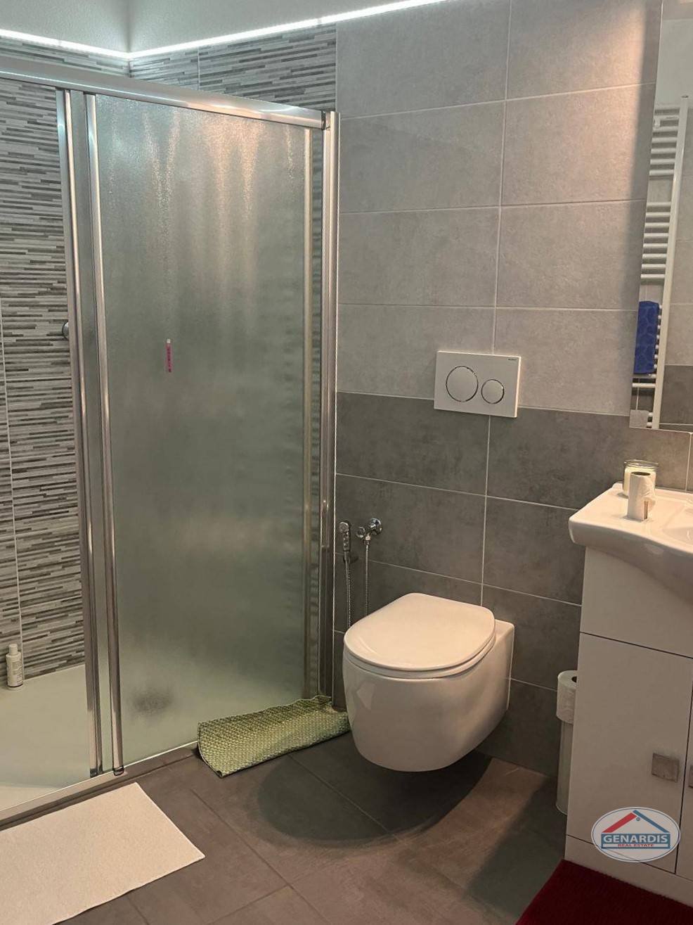 Modernes Badezimmer mit Dusche und WC