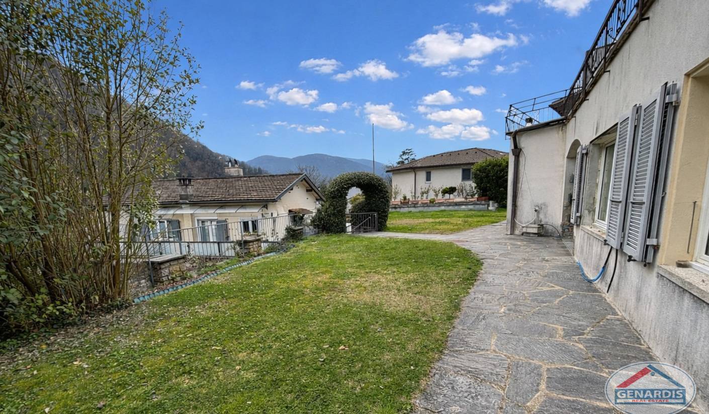 Außenansicht eines Hauses mit Garten und Bergblick