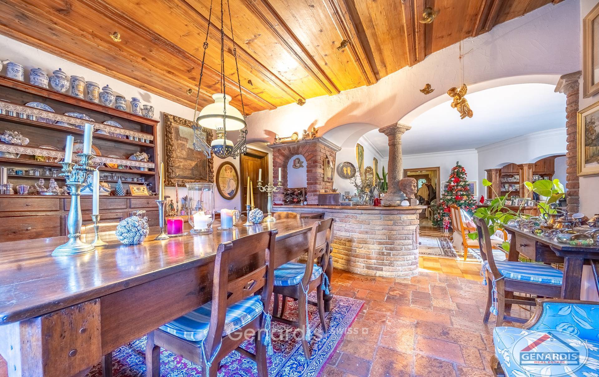 Rustikales Esszimmer mit Holzdecke