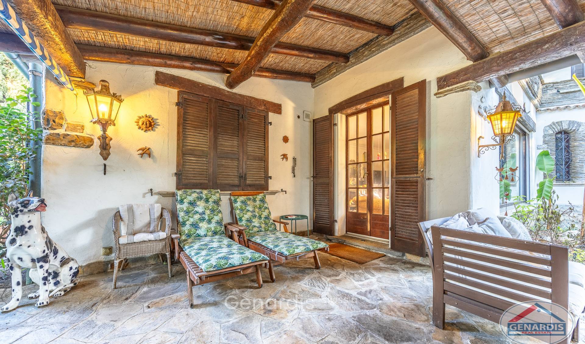 Überdachte Terrasse im mediterranen Stil