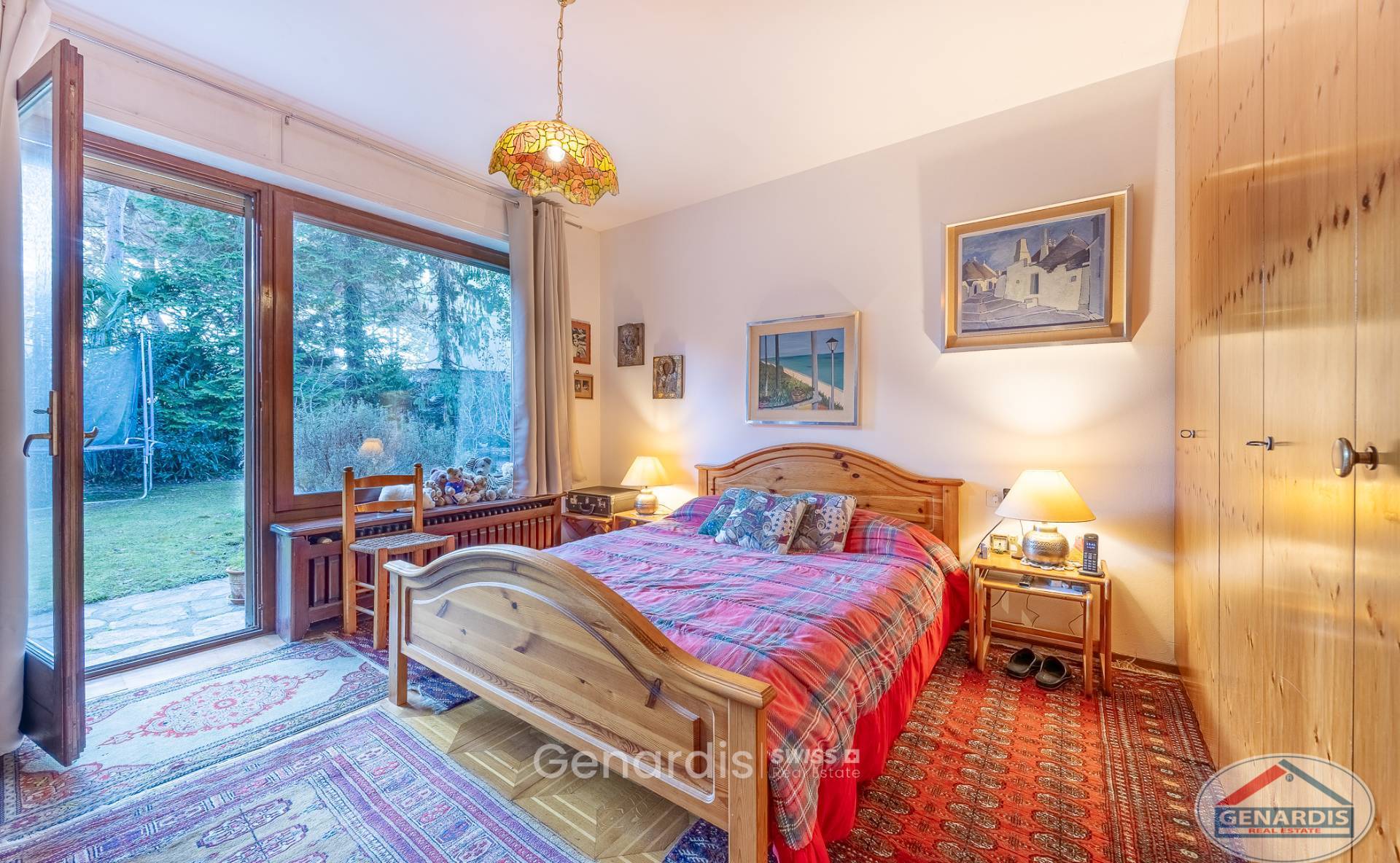Gemütliches Schlafzimmer mit Gartenzugang