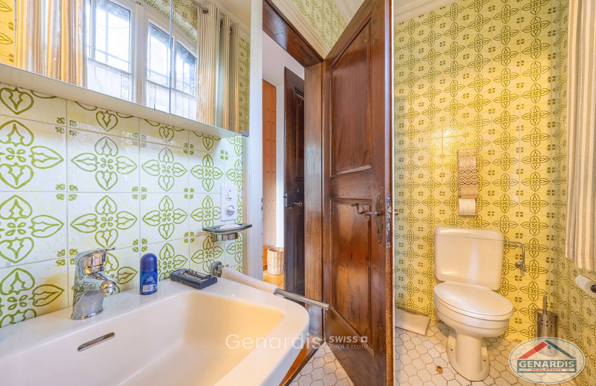 Badezimmer mit Retro-Fliesen und WC
