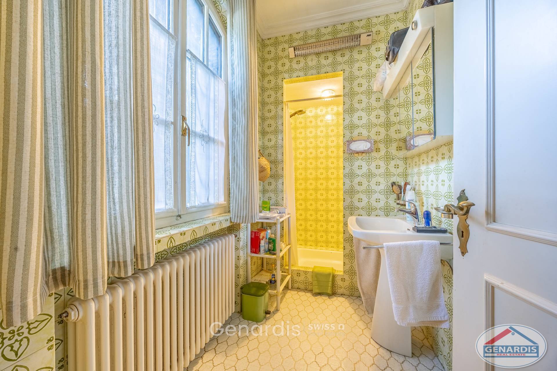 Badezimmer mit nostalgischem Fliesenmuster