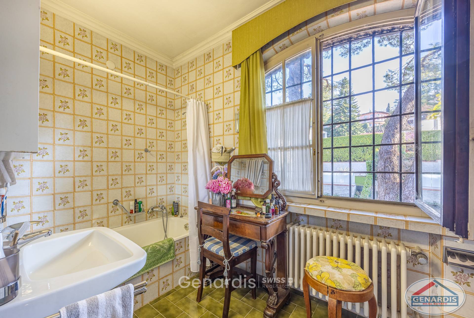 Badezimmer mit Vintage-Charme und großem Fenster