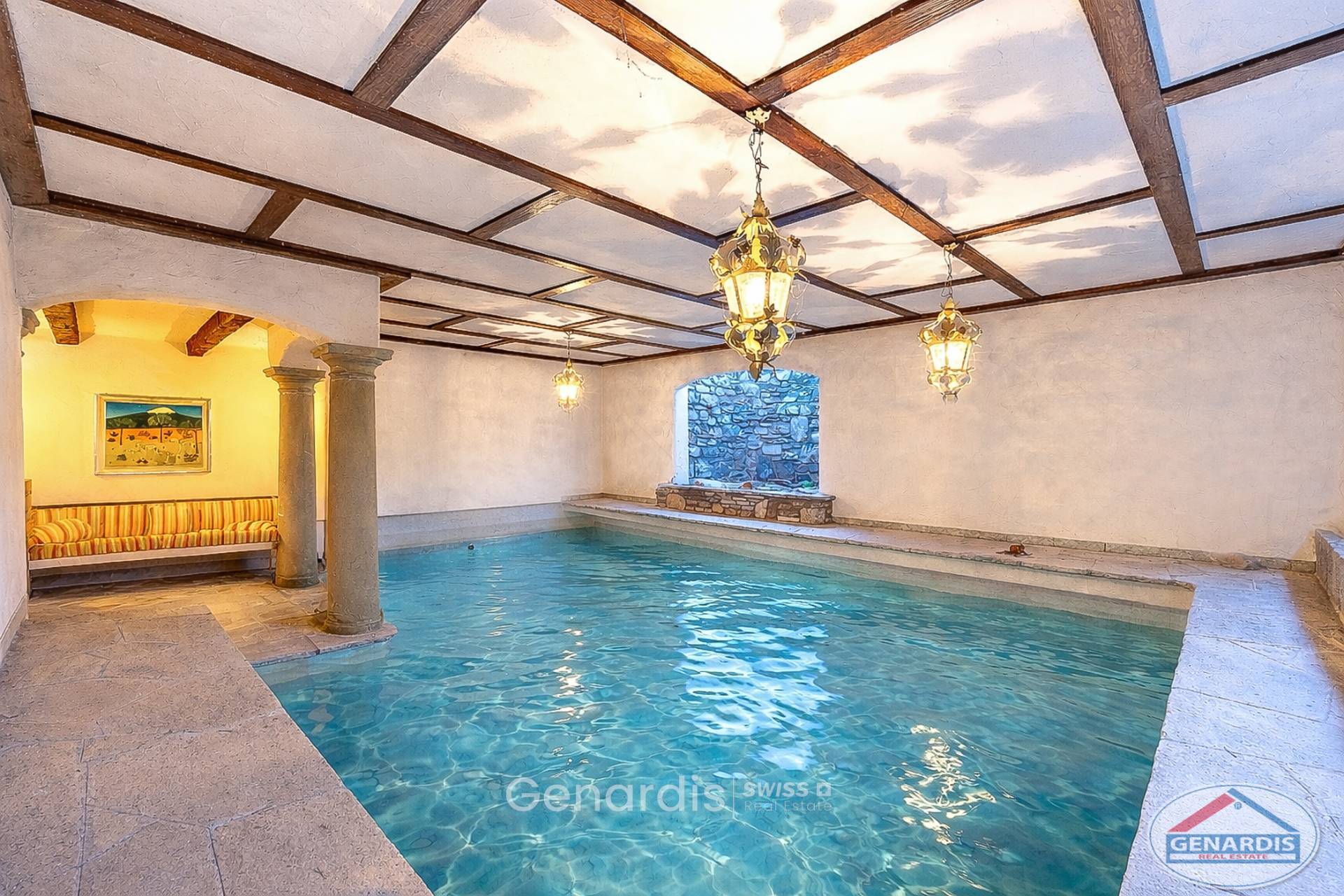 Innenpool mit Lounge- und Steinarchitektur