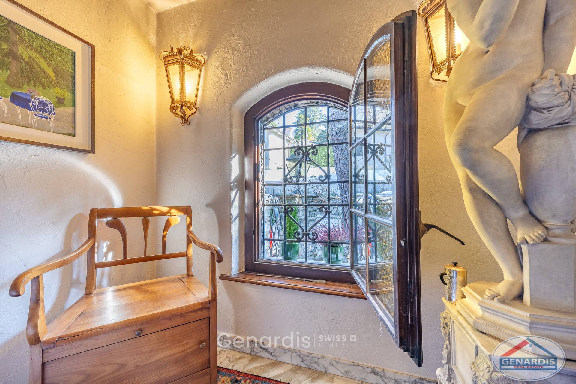 Eleganter Eingangsbereich mit Rundbogenfenster