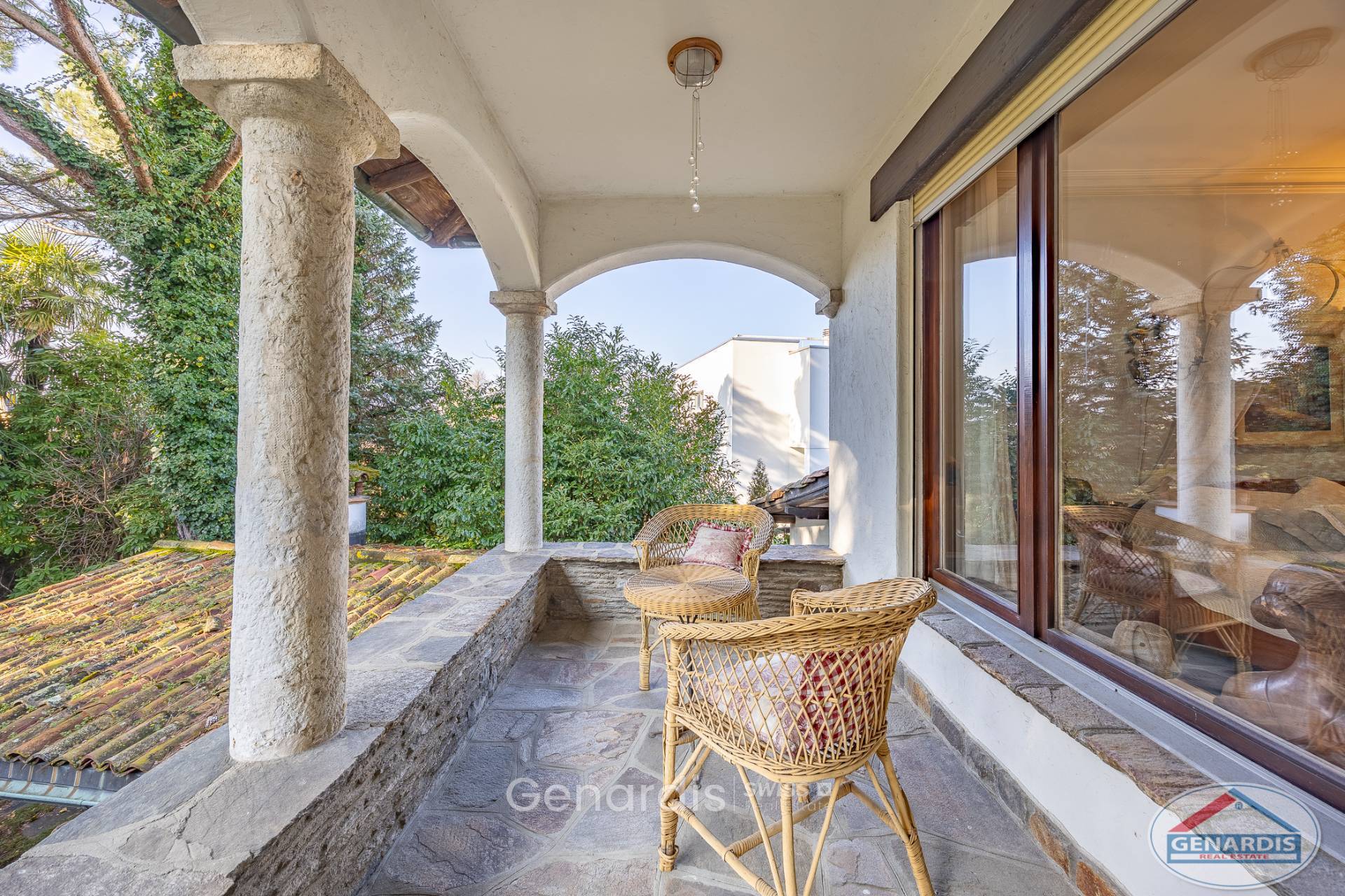 Überdachte Terrasse mit Blick ins Grüne