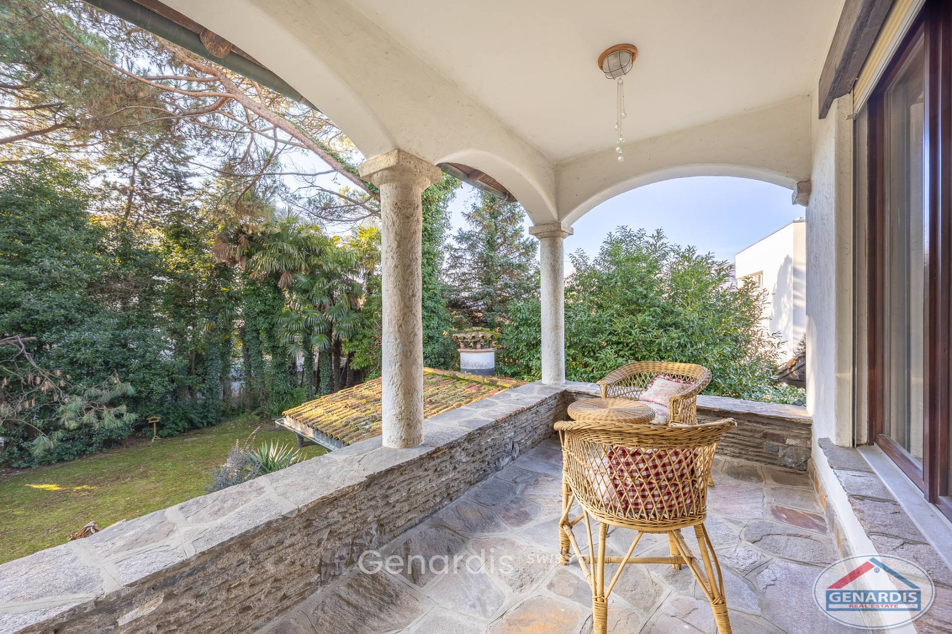 Überdachte Terrasse mit Blick in den Garten