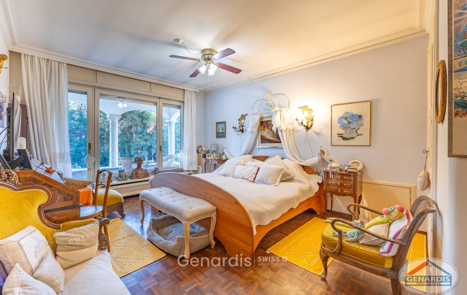 Elegantes Schlafzimmer mit Balkonblick